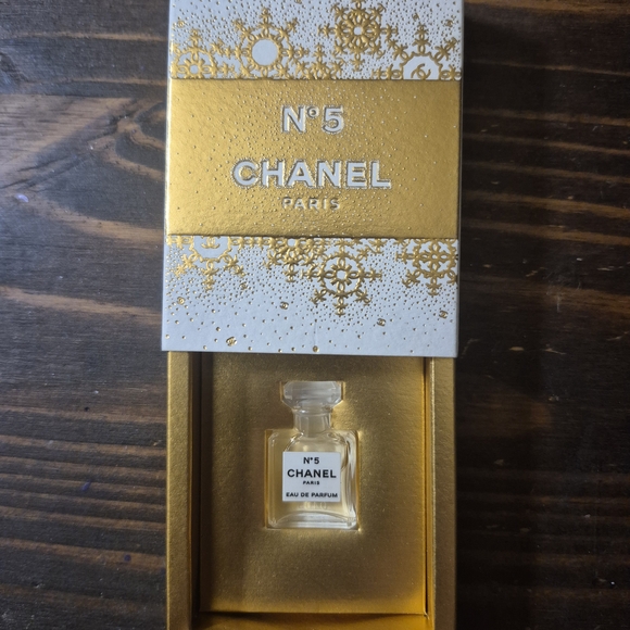 CHANEL N°5 Eau de Parfum in Gold and White Box - Picture 1 of 5